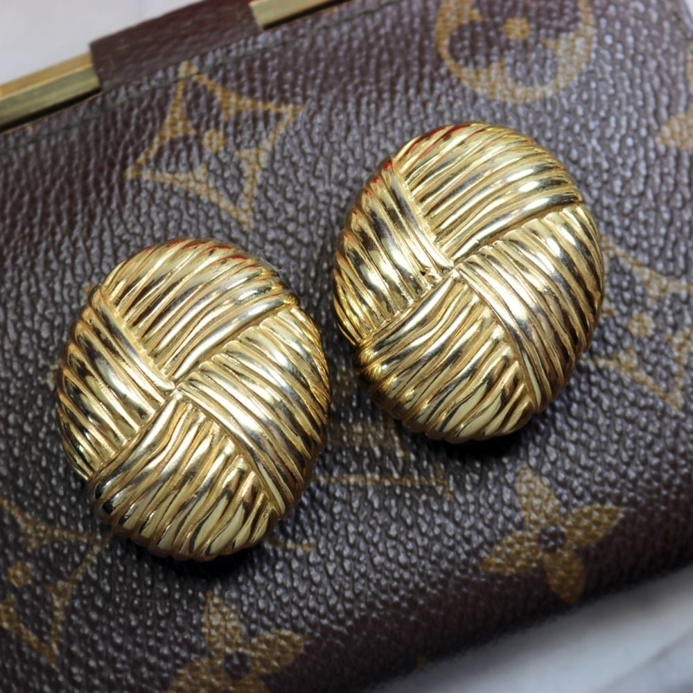 ⚜️ Vintage Givenchy Bijoux Runway Ribbed Gold Knot Clip-On Earrings - Picture 4 of 16